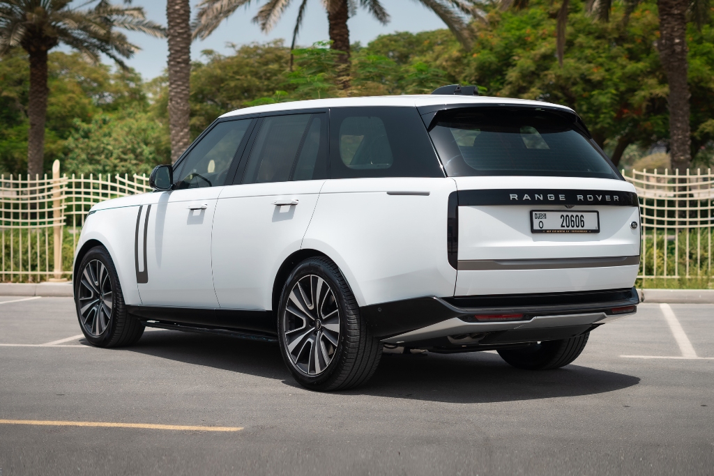 Rent a Range Rover Vogue HSE V8 2022 White • ALIF